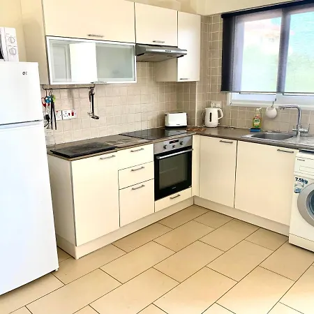 Nissi Sandy Bay C09 شقة