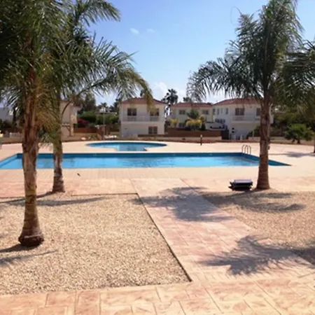 Nissi Sandy Bay C09 شقة